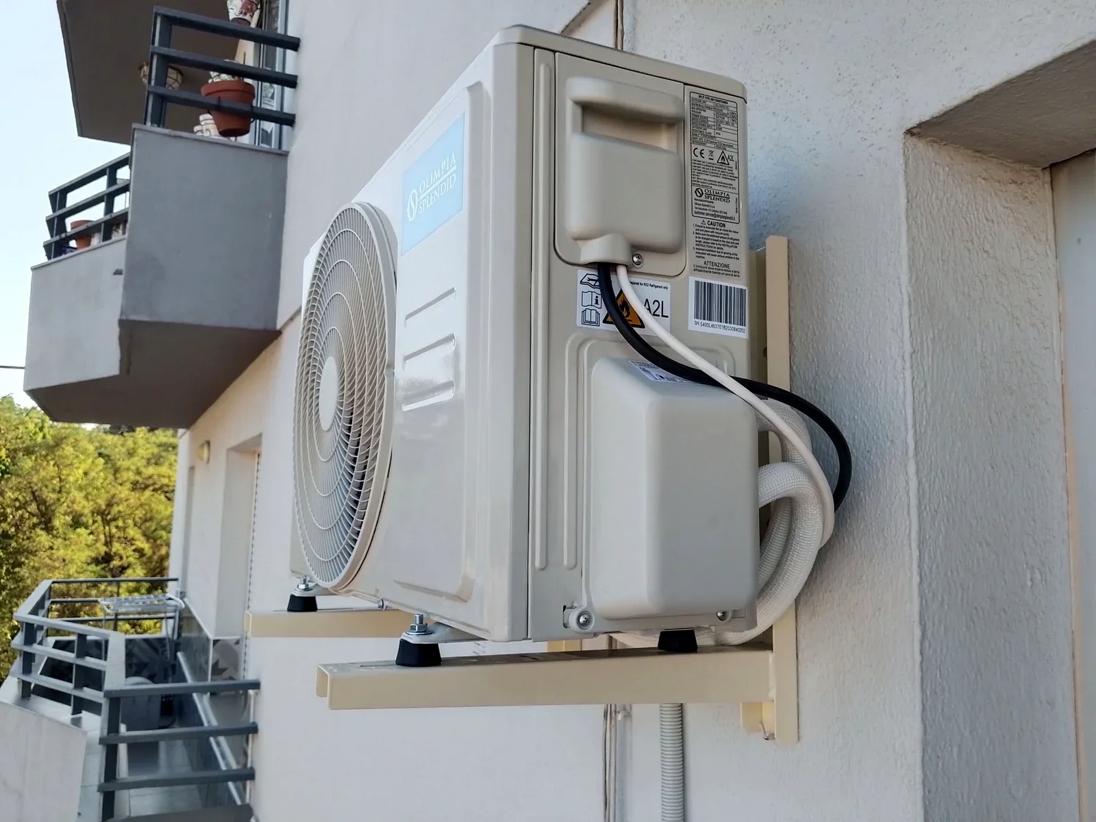 Unidad exterior de aire acondicionado instalada por OTERO ENERGÍA