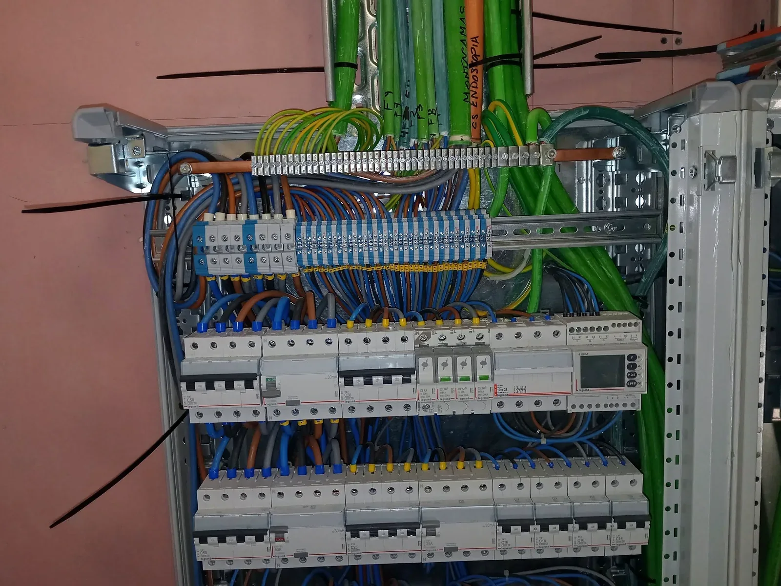 Cuadro eléctrico instalado por OTERO ENERGÍA