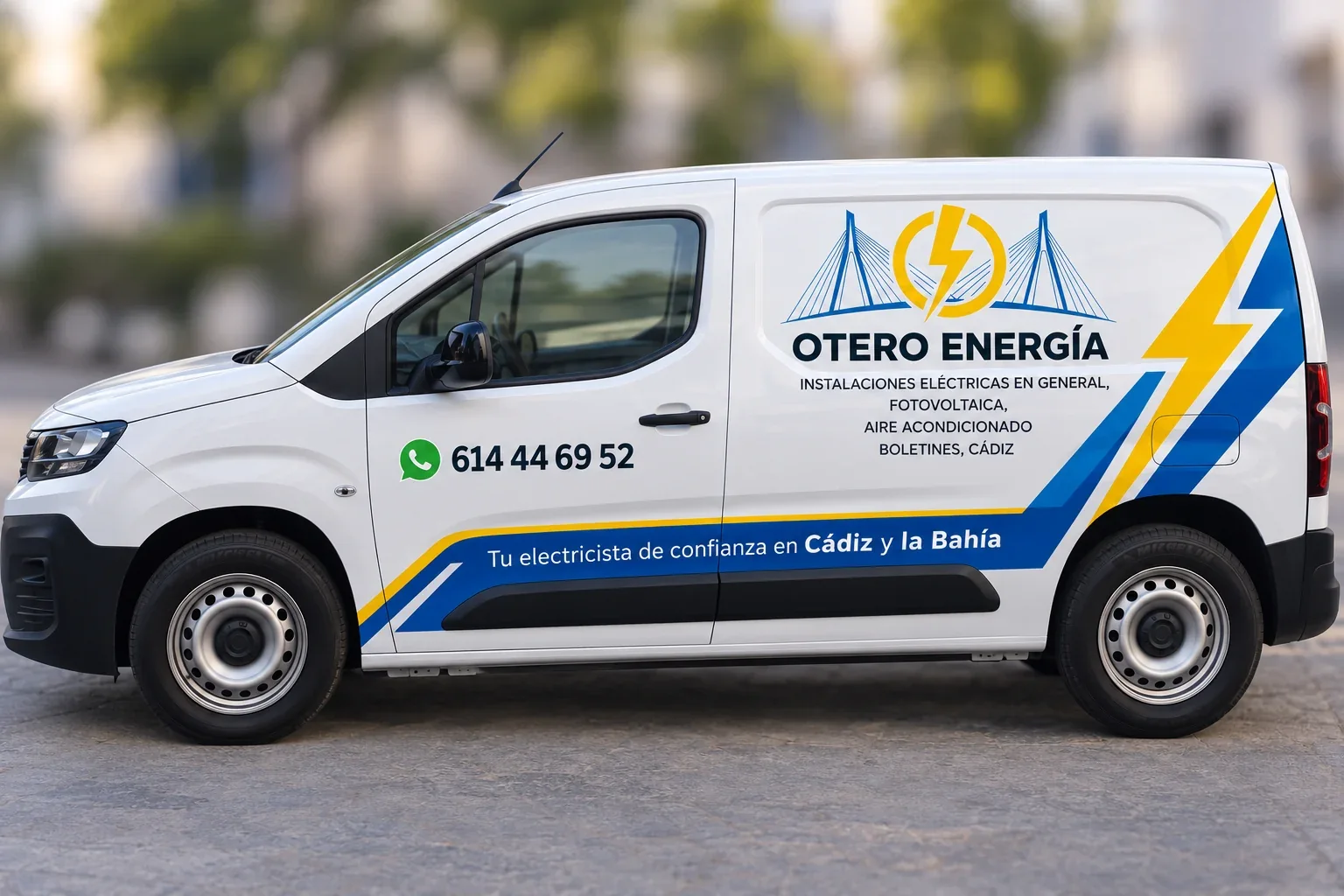 Furgoneta de OTERO ENERGÍA con la Bahía de Cádiz como referencia visual