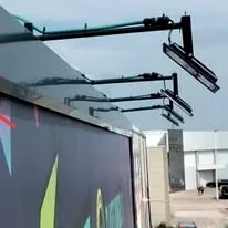 Iluminación exterior instalada en una fachada comercial