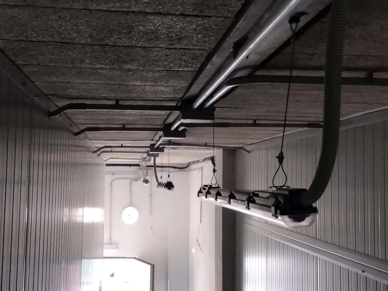 Iluminación instalada en una nave por OTERO ENERGÍA