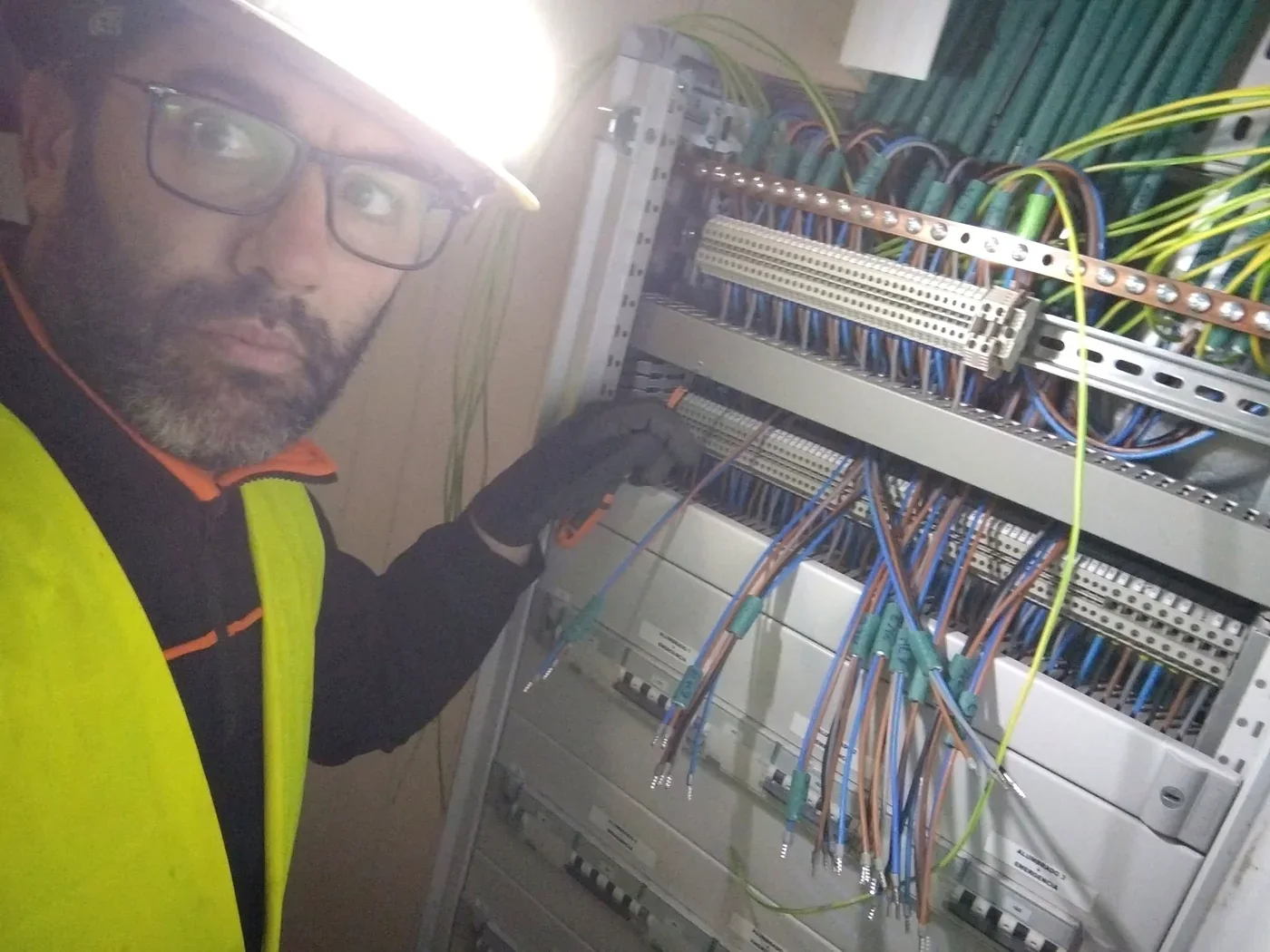Instalador de OTERO ENERGÍA trabajando en un cuadro eléctrico