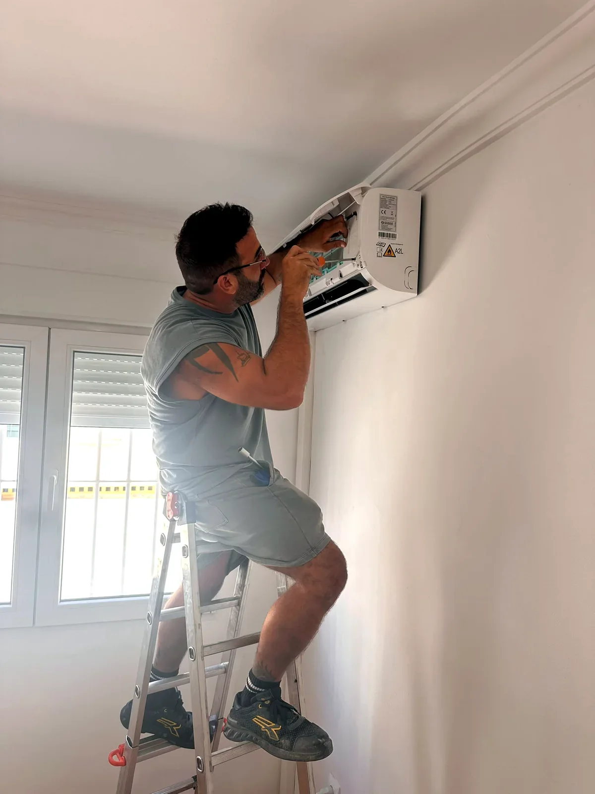 Profesional de OTERO ENERGIA trabajando en una instalación eléctrica